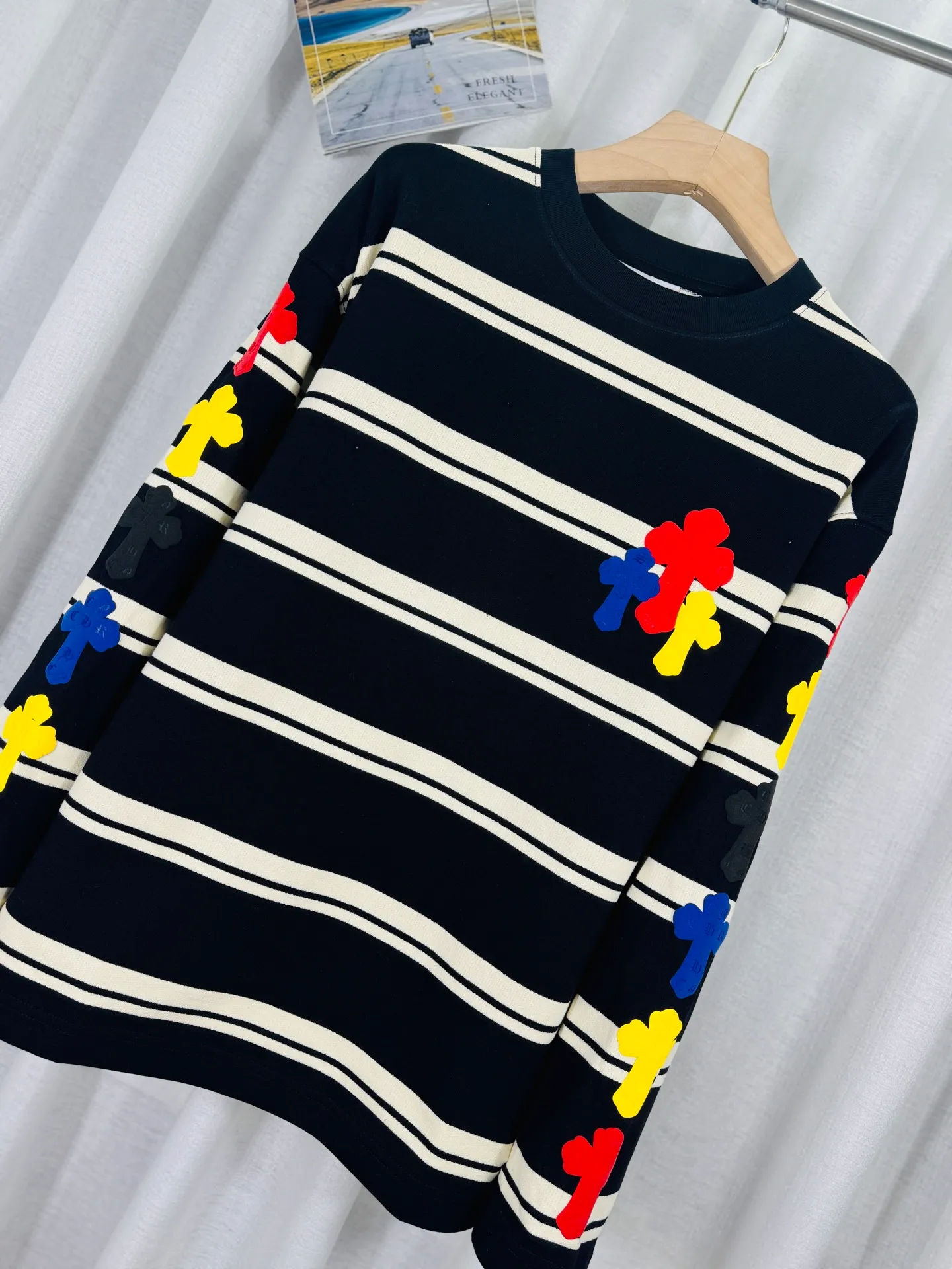 P250 top version, real shot without P, ​​different from market currency) 𝗖𝗵𝗿𝗼𝗺𝗲 𝗛𝗲𝗮𝗿𝘁𝘀/Cro Heart 2025 Autumn and Winter Horseshoe Cross 3D Printed Black and White Striped Couple Casual Long Sleeve 👑The highest version! Customized fabric 320g fabric! Horseshoe cross sticker, a best-selling model in the counter, very comfortable to wear. Accessories: original molded and authenticated collar label➕100% silk wash label. Genuine purchase-grade original hangtag➕matching hanging rope➕3D hanging beads➕original packaging bag. Craftsmanship: The original version has consistent wiring! The highest version of the armhole matching technique! Color: Black Size: S M L XL Style No.: 5188